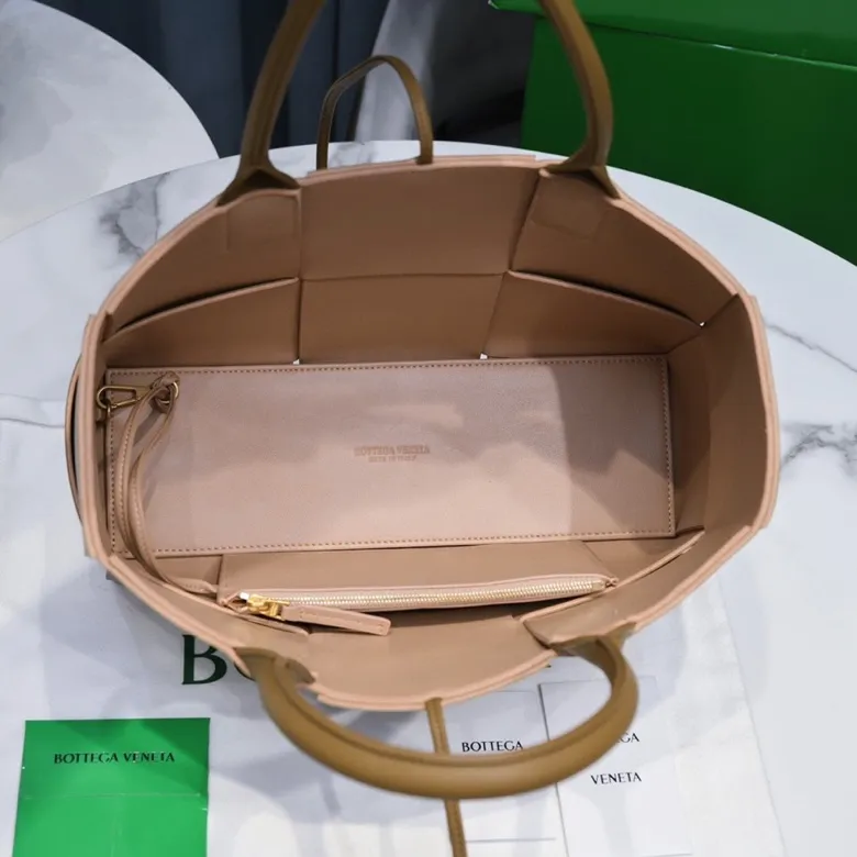 Batch 1760 medium arco, BottegaVeneta# official website latest cowhide leather with inner sheepskin SLIP tote handbag, and the logo has been changed to the side panel😍The oversized woven design really makes it a huge gap from ordinary tote bags🔗🔗Different color combinations inside and outside ⛓Daniel Lee leads the brand's DNA to continue to evolve with fresh inspiration🧬🧬showing a balanced style of luxury and reality👉: 30*20*12 Model: 9893#